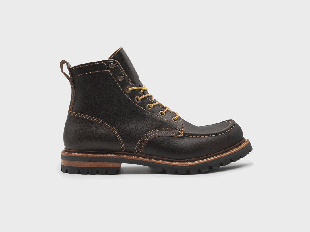 360° rotating view of the Java Waxed Flesh Moc Toe boot